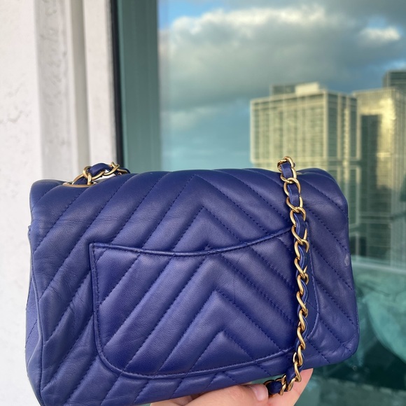 CHANEL Mini Lambskin flap bag - Picture 4 of 11